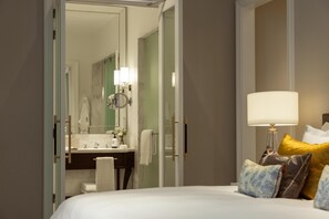Junior Suite (Deluxe) | Bathroom | Slippers, towels -  Corinthia Grand Hotel Astoria Brussels (Brussels)