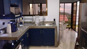 Frigorífico, microondas, horno y placa de cocina