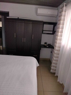 2 quartos, cofres nos quartos, escrivaninha