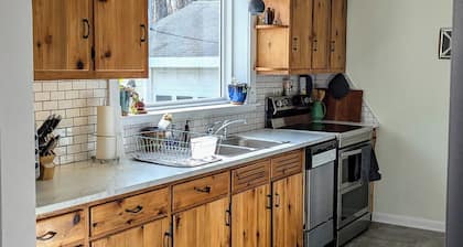Cozy 2-bedroom cottage mins from Lake Nockamixon and Lake Towhee.
