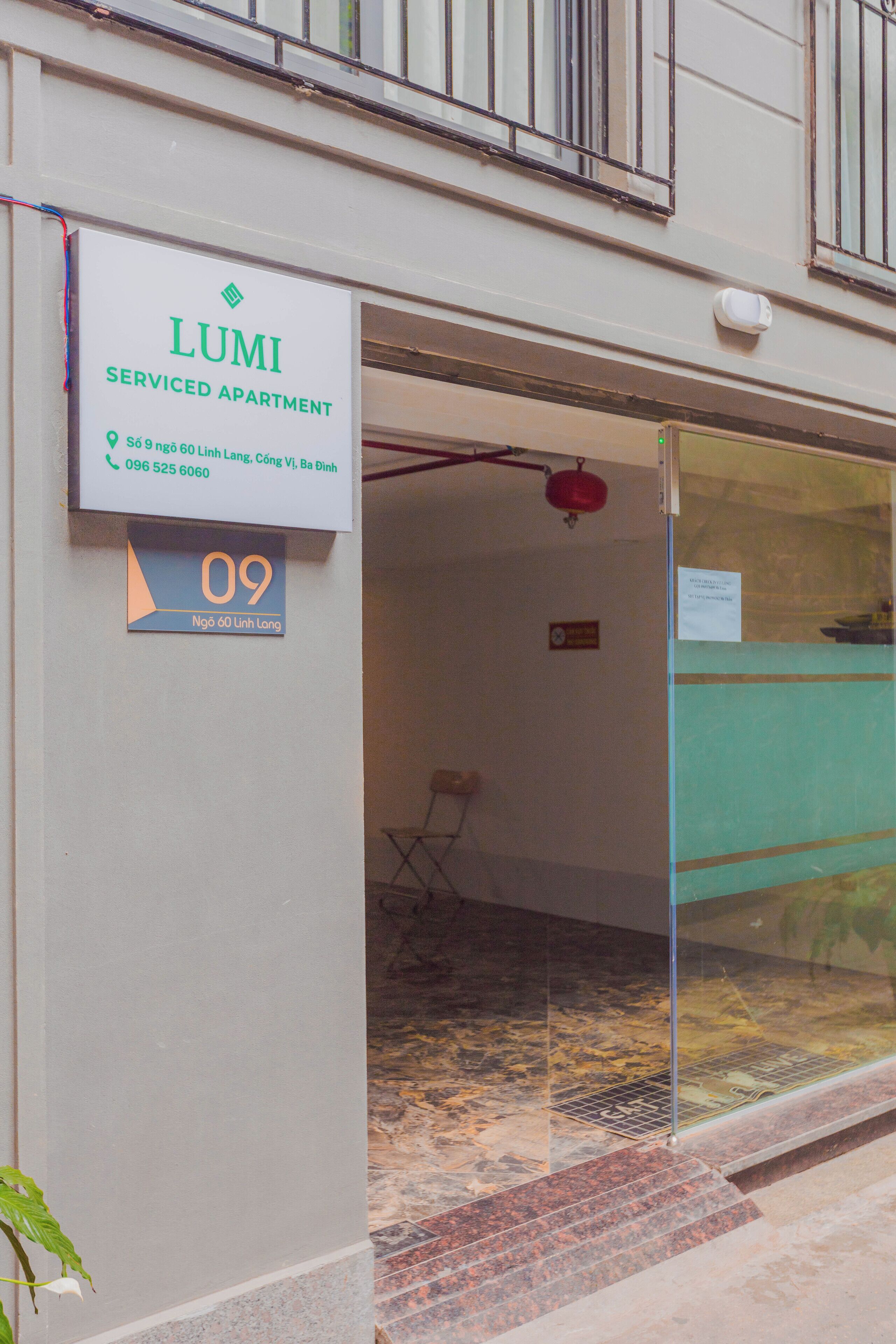 Entrada a un apartamento con servicio, con un letrero que indica el número 09.