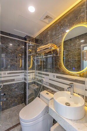 Dusche, Regendusche, kostenlose Toilettenartikel, Haartrockner