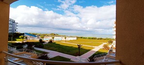 المنطقة المحيطة  بالمنشأة