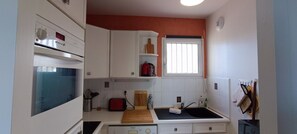 ثلاجة، ميكروويف، فرن، ماكينة لصنع القهوة/الشاي