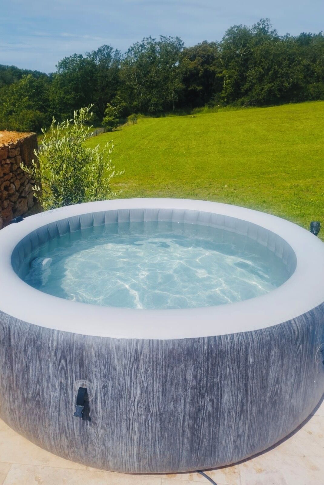 Een jacuzzi in een aangelegde buitenruimte.