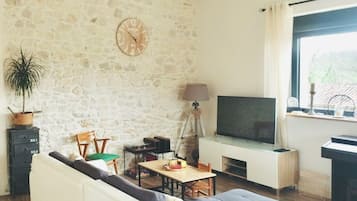 Smart TV, fireplace