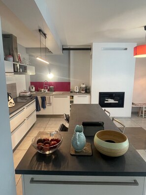 Frigorífico, microondas, horno y lavavajillas
