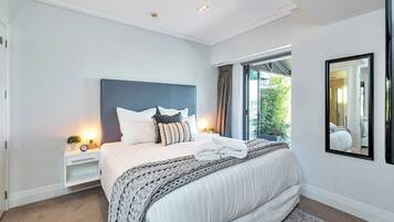 Luxury Apartment, Balcony, Marina View | 2 bedrooms, in-room safe, blackout curtains, soundproofing