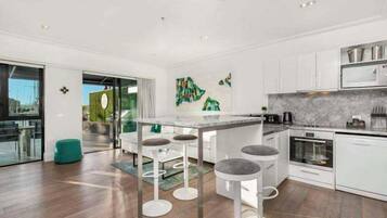 Căn hộ Cao cấp, ban công, quang cảnh bến du thuyền | Khu phòng khách | Smart TV, Netflix, dịch vụ stream