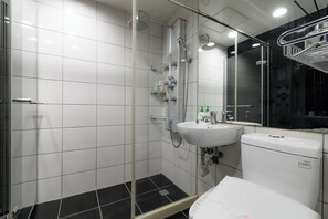 Shower, free toiletries, hair dryer, slippers - Philosopher's Oasis, 30sec to ZhongXiao Dunhua MRT (Taipei City)
