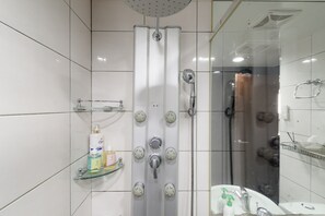 Dusche, Haartrockner, Bidet, Handtücher