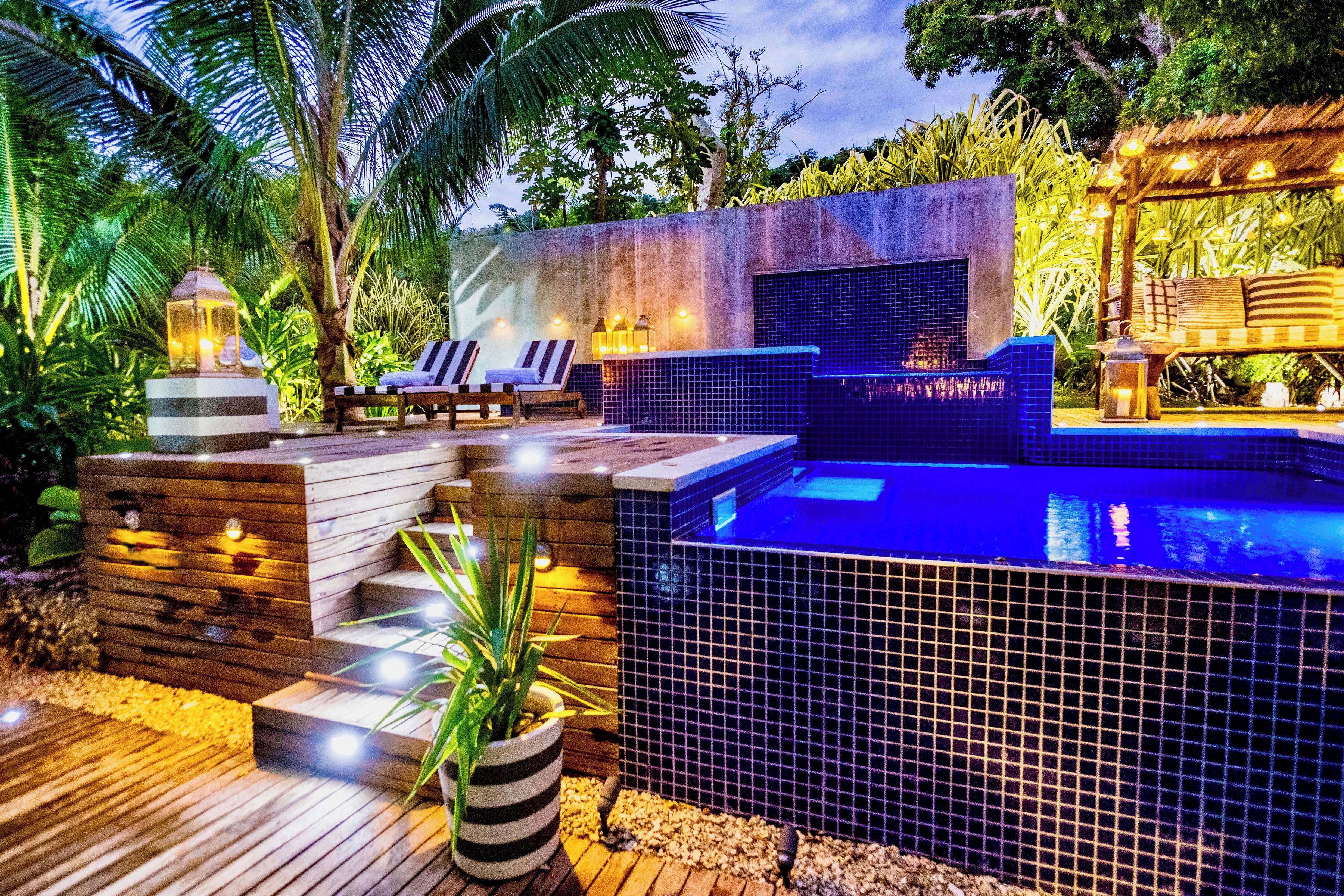 2 utendørsbassenger og solsenger