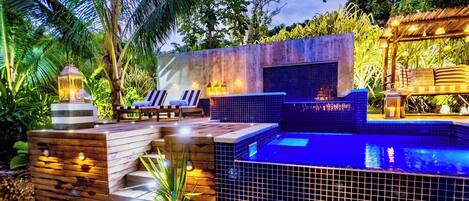 2 buitenzwembaden en ligstoelen