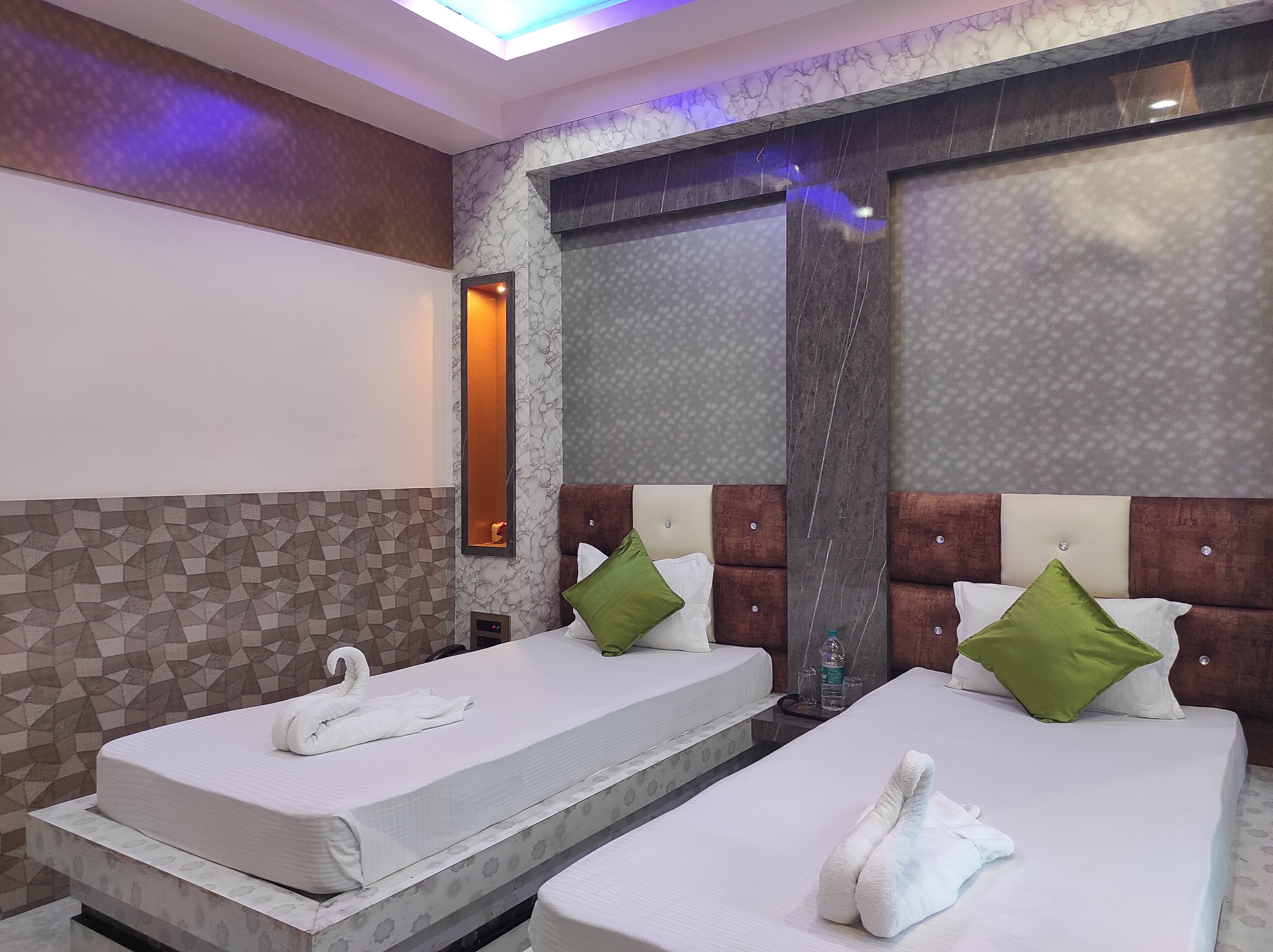 エクスクルーシブ ルーム | 高級寝具、デスク、ノートパソコン用作業スペース、ベッドシーツ