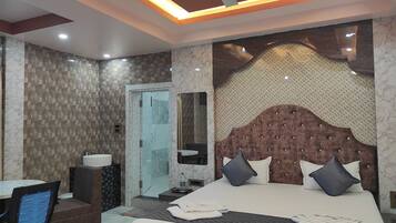 1 bedroom, premium bedding, desk, laptop workspace