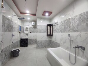 Suite | Baño | Amenidades de baño gratuitas, toallas, jabón, shampoo 