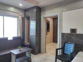 Suite | Premium bedding, desk, laptop workspace, bed sheets