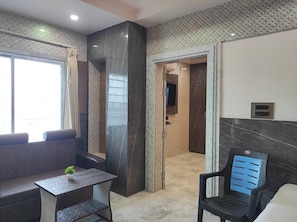 Suite | Premium bedding, desk, laptop workspace, bed sheets