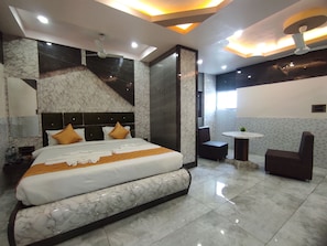 Suite | Premium bedding, desk, laptop workspace, bed sheets