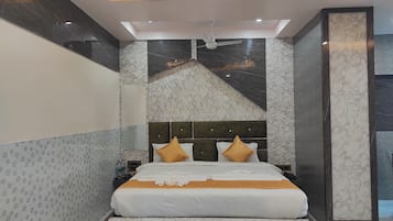 1 bedroom, premium bedding, desk, laptop workspace