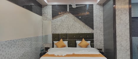 Suite | 1 bedroom, premium bedding, desk, laptop workspace