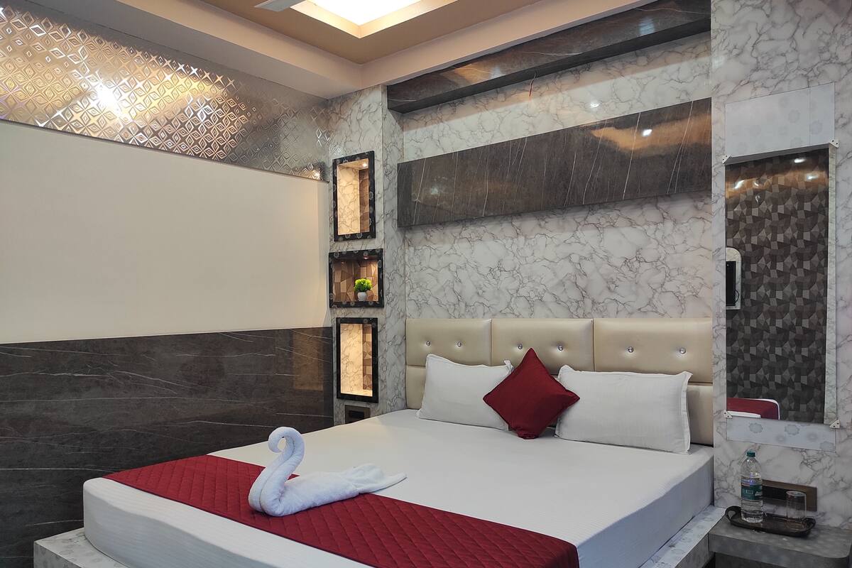 Premium bedding, in-room safe, desk, laptop workspace