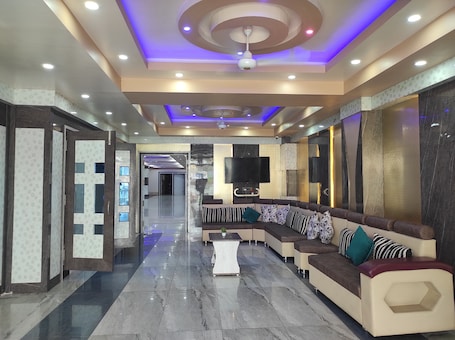 Lobby sitting area. Hotel Royal Palace
