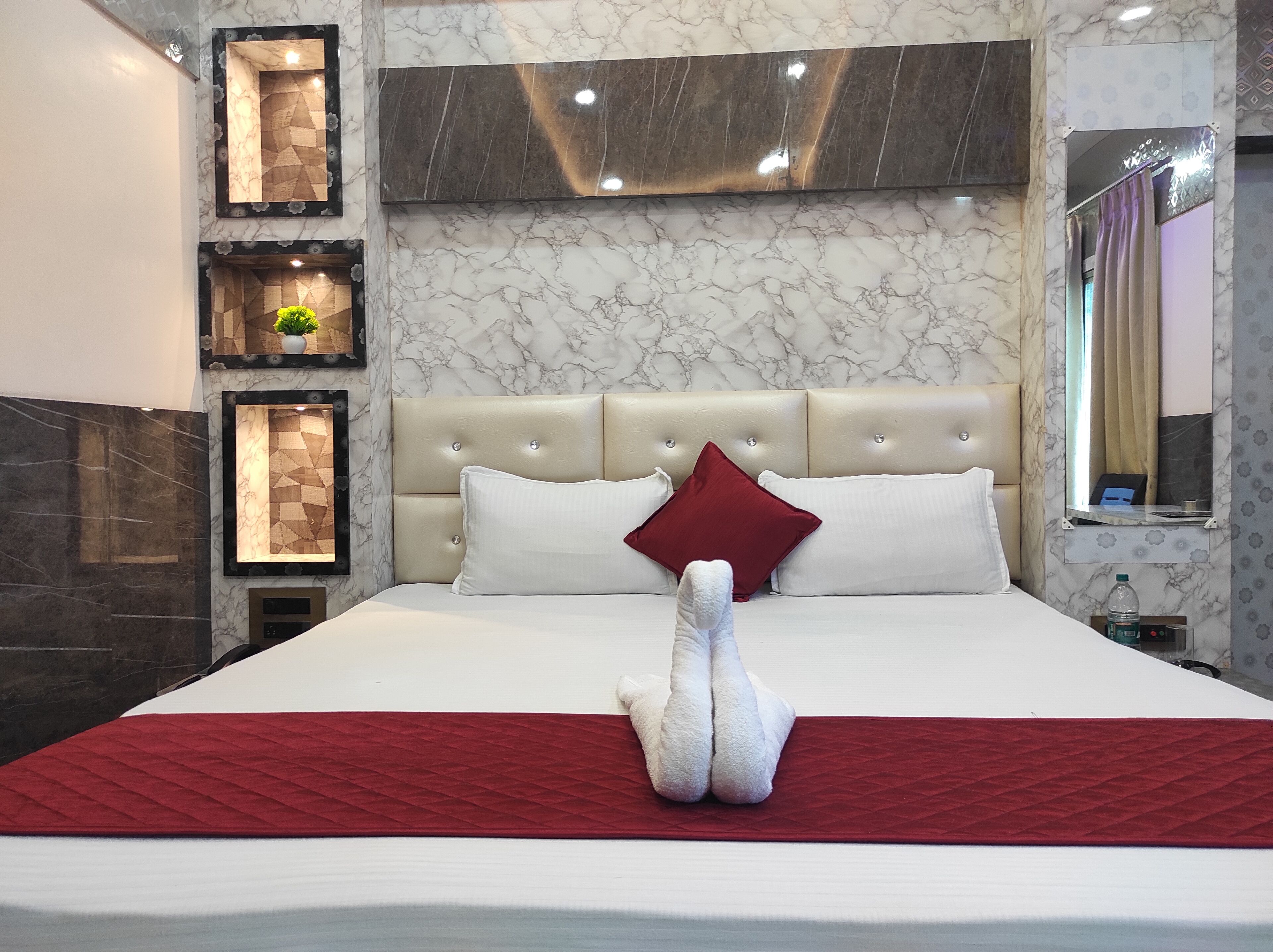 디럭스룸 | 고급 침구, 책상, 노트북 작업 공간, 침대 시트