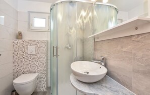 Douche, serviettes fournies, papier de toilette