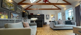 Stylish Tasteful 2bed 2bath Central Townhouse