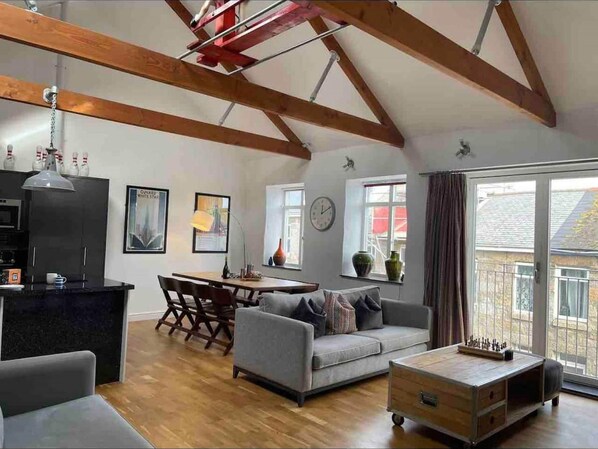 House | 2 bedrooms - Stylish Tasteful 2bed 2bath Central Townhouse (Penzance)