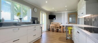 Gorgeous Spacious Bungalow Serene Garden Parking