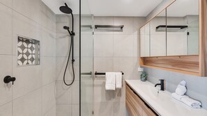 Shower - Mariners Unit 11 Kings Beach QLD (Kings Beach)