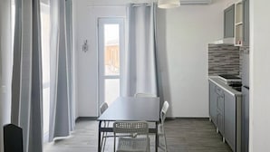 Apartment, 1 Bedroom, Smoking, Private Pool | Ruang makan