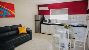 Apartment, 1 Bedroom, Patio, Garden View | Dining room