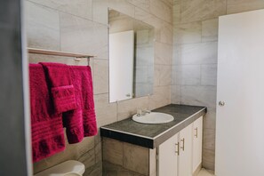 アパートメント 1 ベッドルーム パティオ ガーデンビュー | バスルーム