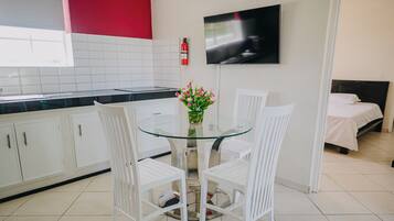 Apartment, 1 Bedroom, Patio, Garden View | Dining room
