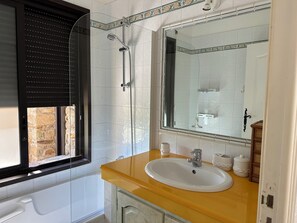 Douche, sèche-cheveux, serviettes fournies