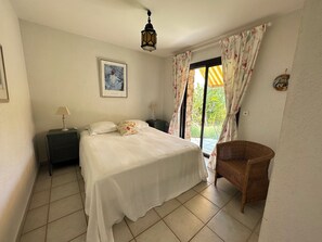 4 bedrooms, iron/ironing board, WiFi, bed sheets