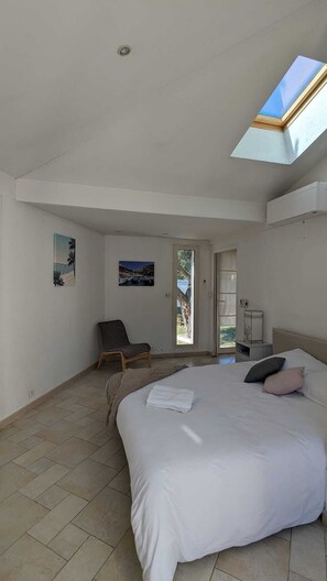 4 bedrooms, travel cot, WiFi, bed sheets - Toulon Sunny Family Vacation Villa with Garden near Var Beaches (Toulon)