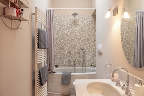 Superior Apartment | Bathroom | Hair dryer, towels, soap, shampoo - BnButler - Pontaccio 4 con terrazzo (Milan)