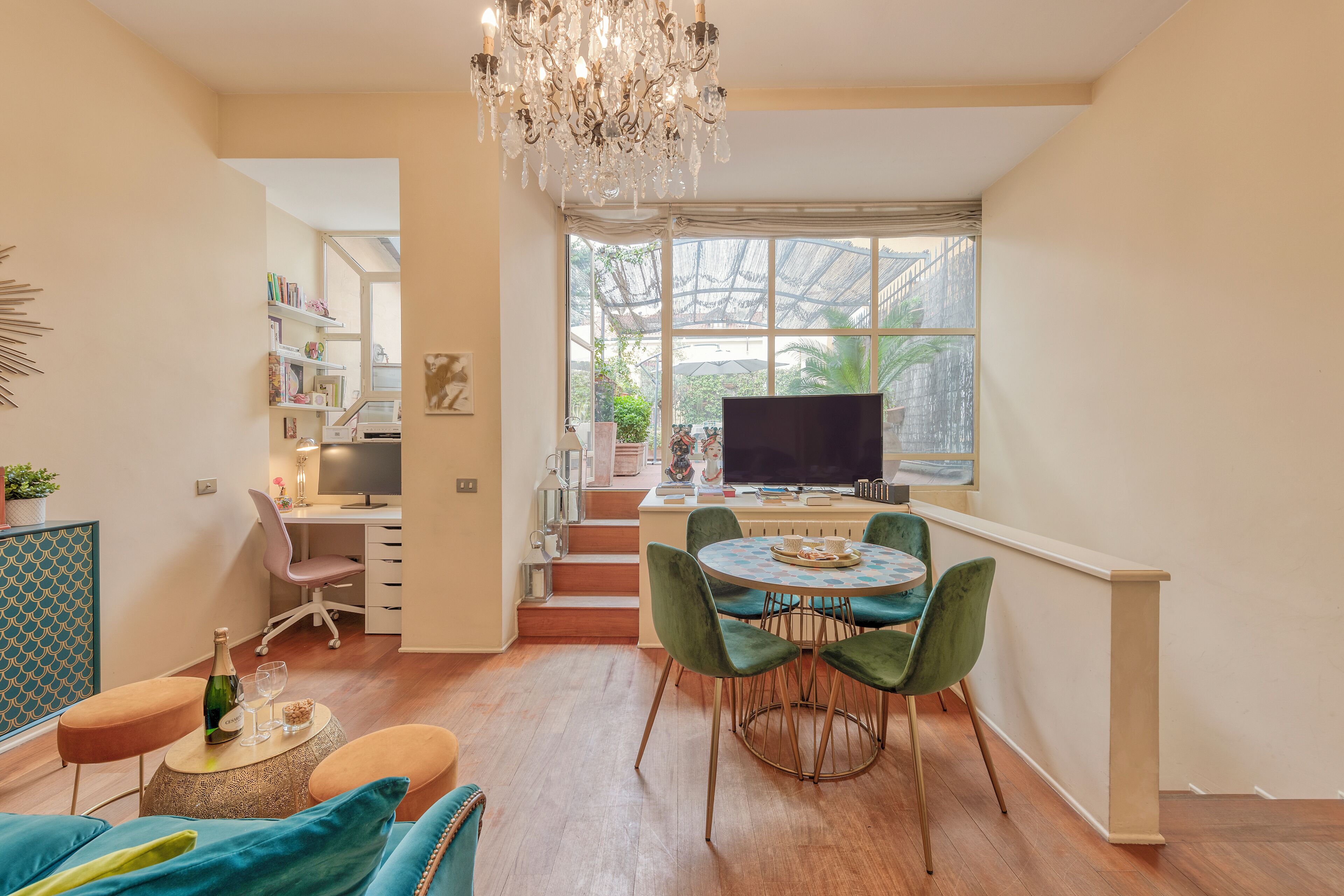 Apartamento superior | Zona de estar | Una televisión de pantalla plana