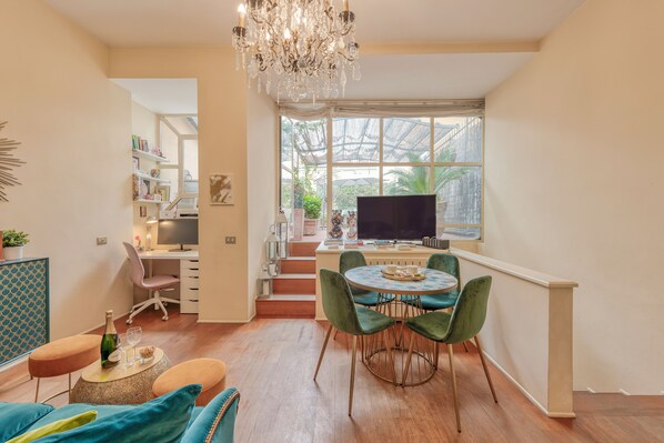 Superior appartement | Woonruimte | Een flatscreentelevisie