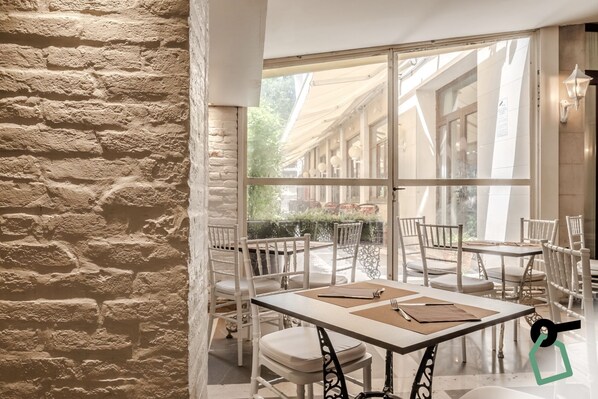 TĂ€gliches inbegriffenes FrĂŒhstĂŒcksbuffet