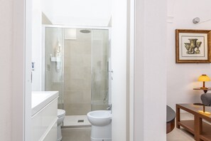 Douche, sèche-cheveux, serviettes fournies, savon
