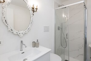 Douche, sèche-cheveux, serviettes fournies, savon