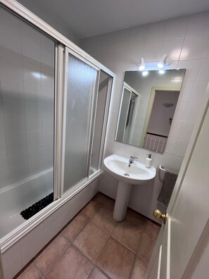 Secadora de cabello, toallas, jabón, papel de baño 