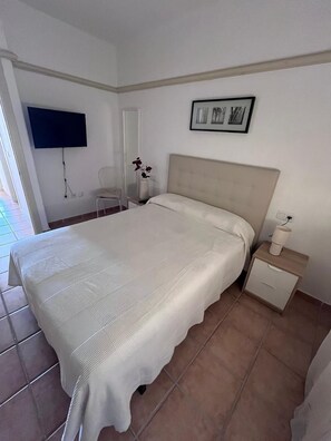 2 makuuhuonetta, silitysrauta/-lauta, vuodevaatteet