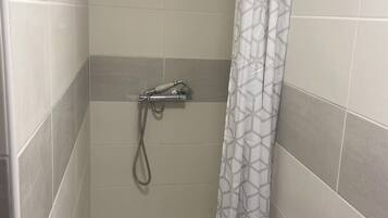 SĂšche-cheveux, serviettes fournies, savon, papier toilette