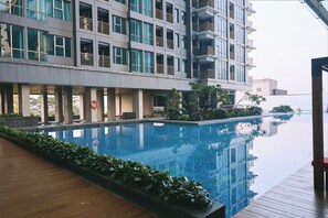 Una piscina al aire libre